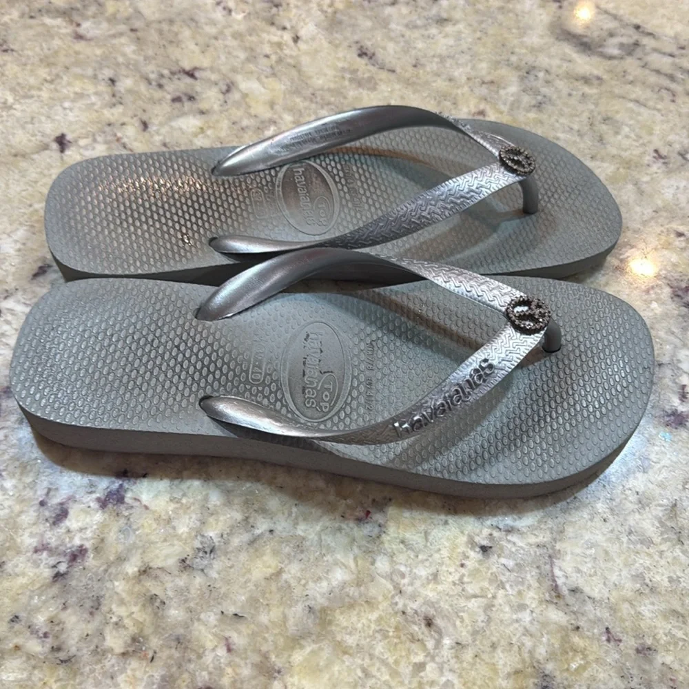 Havaianas Women’s Top Crystal Peace sign flip flops Silver Size 9/10